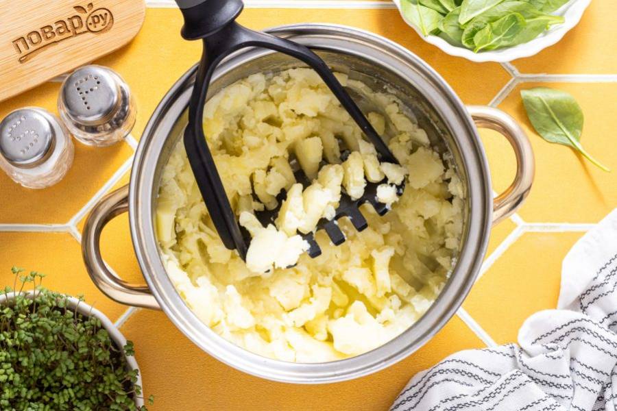 Разомните картофель толкушкой.