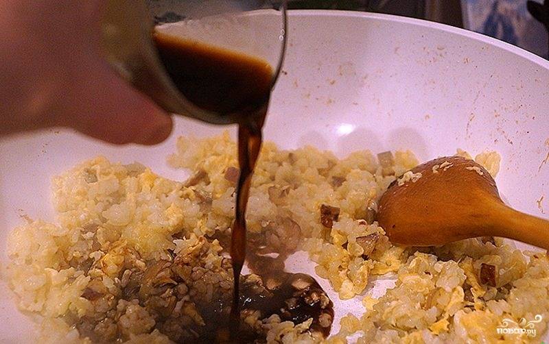 4.	На отдельной сковороде обжариваем рис с оливковым маслом, добавляем грибы и оставшееся яйцо, вливаем соевый и устричный соус, перемешиваем и жарим до испарения влаги. 