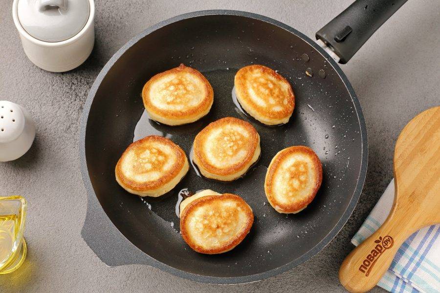 Разогрейте сковороду с маслом. Выкладывайте тесто при помощи столовой ложки, формируя небольшие оладушки. Жарьте на небольшом огне по 2-3 минуты с каждой стороны.