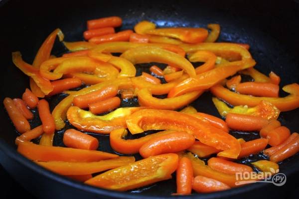 3.	Болгарский перец мою и разрезаю, вычищаю семена и нарезаю овощ длинными полосками, затем обжариваю их на сковороде с подсолнечным маслом и морковью в течение 5 минут на большом огне.