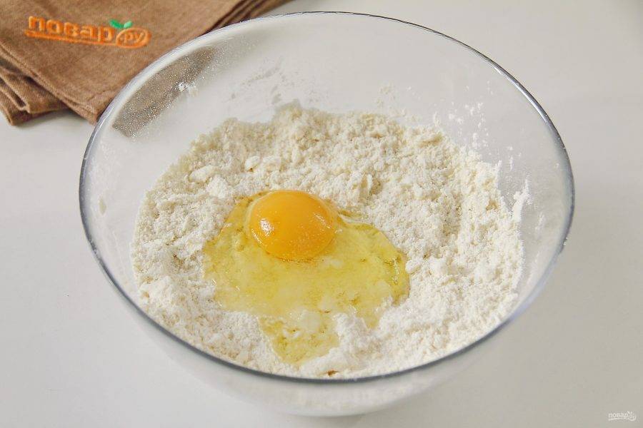 Добавляем яйцо и щепотку соли.