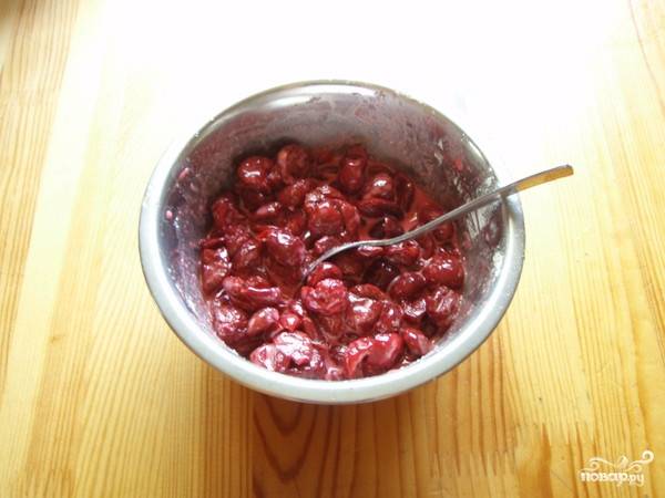 2. Какие бы ягоды вы не использовали в этот простой рецепт булочек с вишней, лучше всего обвалять их в крахмале. 