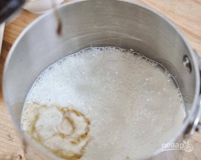 Разогрейте духовку до 160 градусов, вскипятите литр воды. В кастрюльке смешайте сливки и ванильный экстракт, нагрейте сливки примерно до 70 градусов. Не доводите до кипения!
