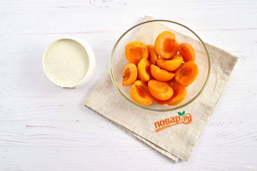 3. Для начинки вымойте абрикосы, обсушите, разрежьте на половинки.

