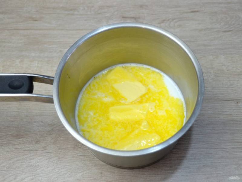 Пока крем остывает, займитесь приготовлением пирожных. Смешайте в сотейнике 125 грамм молока и 125 грамм воды. Нагрейте до кипения, распустите в нем 100 грамм сливочного масла. 