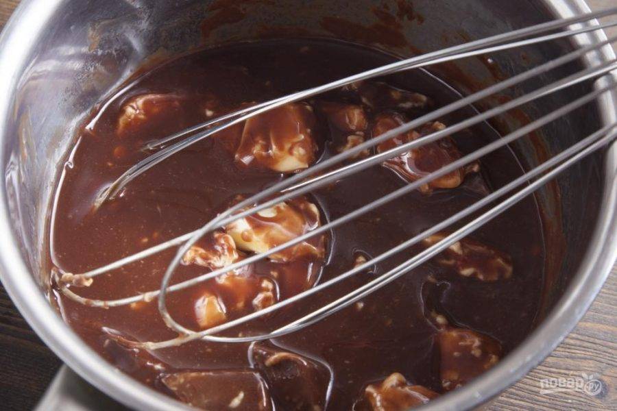 3.	В миску выложите шоколад и добавьте сливочное масло, растопите в микроволновой печи или на водяной бане.