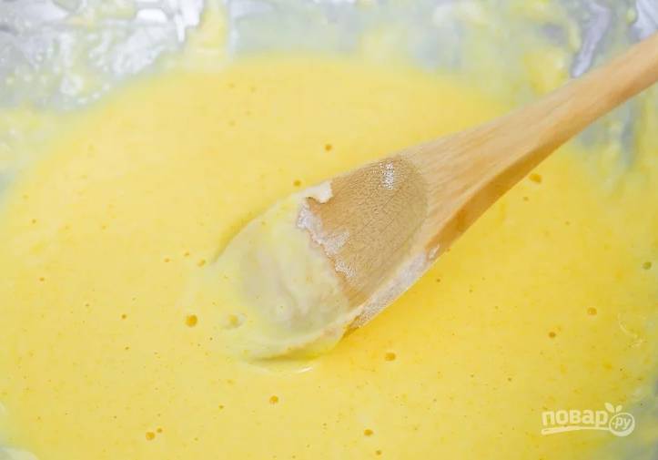 2. В глубокой мисочке взбейте со щепоткой соли и перца яйца. Добавьте муку, перемешайте. 