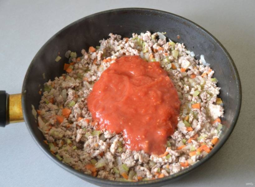 Добавьте томатную пассату, накройте крышкой и  обжаривайте еще 15 минут.