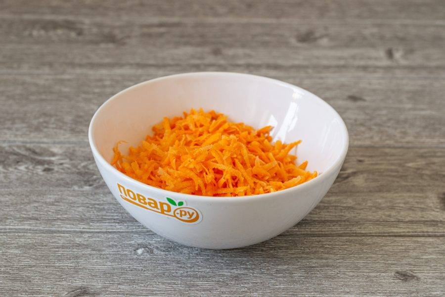 Морковь помойте, очистите от кожуры, затем натрите на крупной терке.