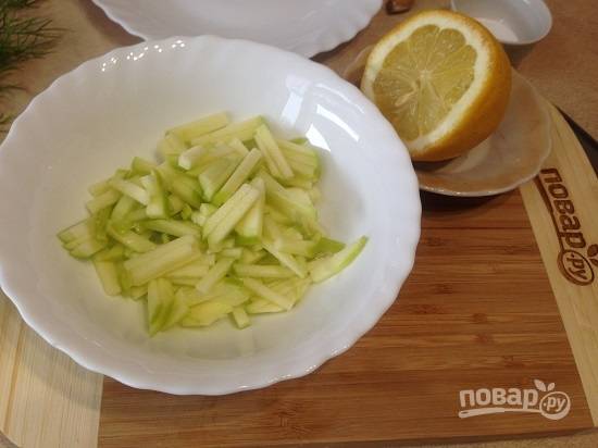 3. И сразу же сбрызгиваем лимонным соком, чтобы яблоко не потемнело.