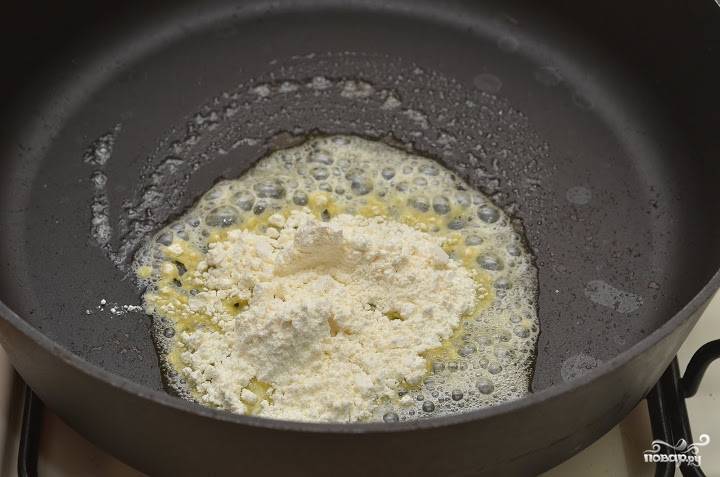 4. На сковороде растопить кусочек сливочного масла. Когда масло растает добавить к нему муку и хорошо перемешать. 