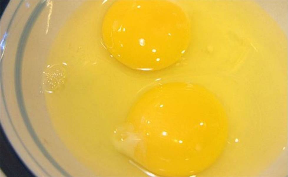 3. Взбейте вместе два яйца.