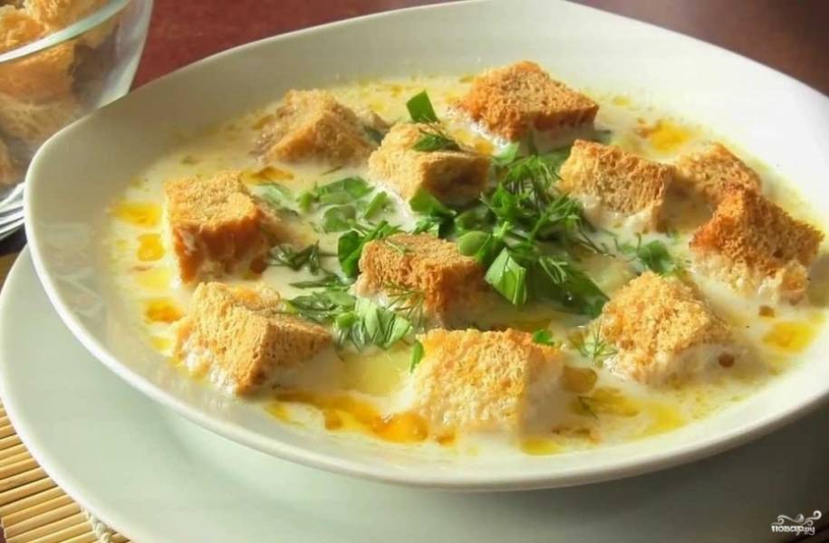 6. Пока готовится наш суп, можно приготовить гренки. Такой сырный суп со сливками очень вкусно сочетается с гренками из белого хлеба.
