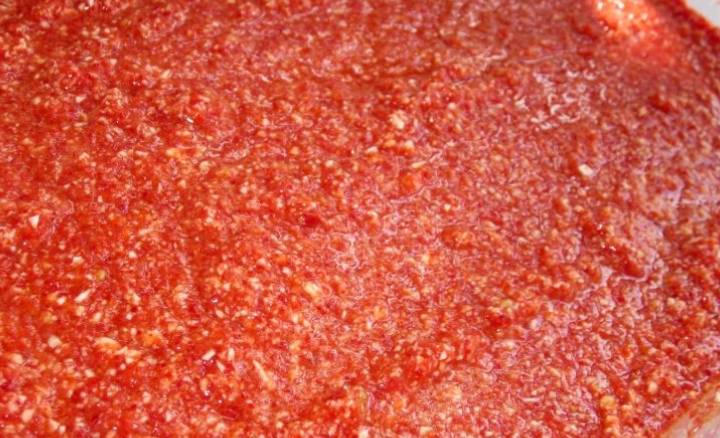 Измельчаем в блендере томаты с чесноком до однородной массы. Перекладываем все овощи в большую кастрюлю, вливаем растительное масло, варим все на медленном огне 1 час. Затем добавляем уксус и соль, перемешиваем. Продолжаем варить еще 40 минут.