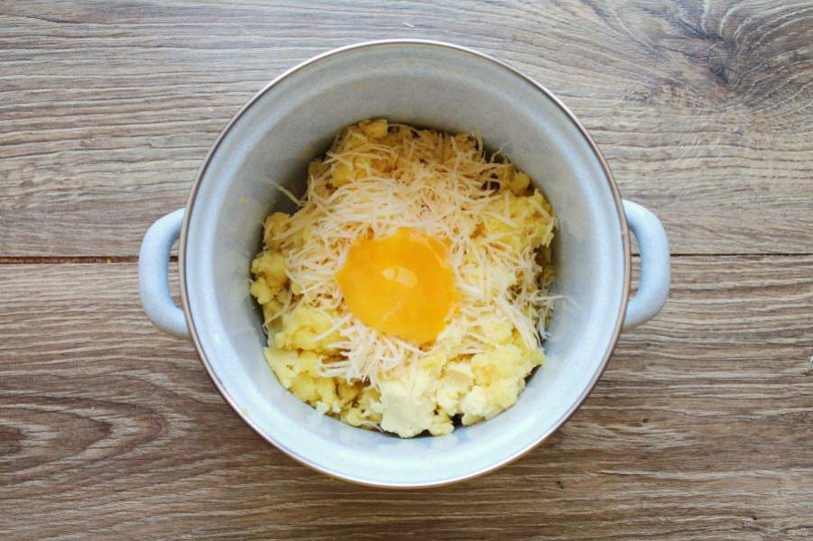 Добавьте в пюре с сыром половинку сырого яйца. Все перемешайте и дайте немного постоять.