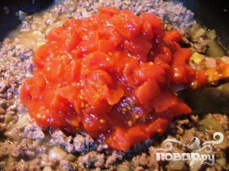Добавьте консервированные помидоры и томатную пасту. Хорошо перемешайте и готовьте под крышкой в течении 10 минут на слабом огне.