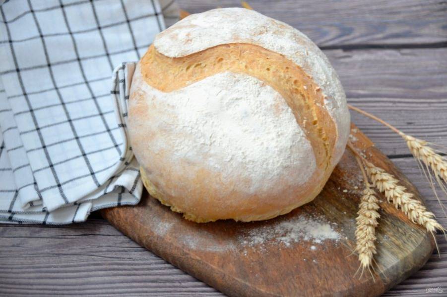 Готовый хлеб охладите до комнатной температуры на решетке. После чего его можно подавать к столу. 