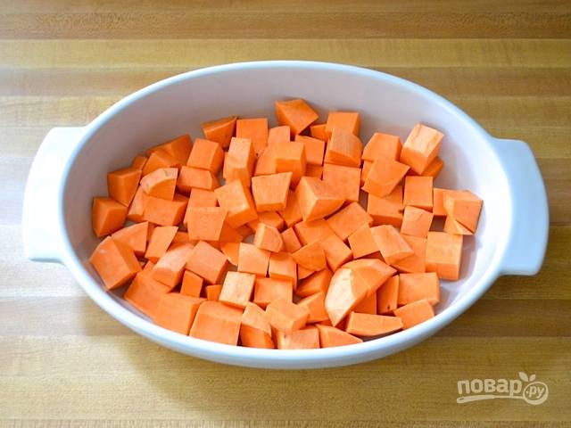 Сладкий картофель чистим и режем некрупным кубиком, форму смазываем маслом и выкладываем на дно батат.
