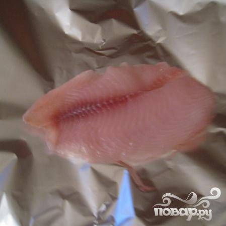 Разогрейте духовку до 230 °С. Выложите филе рыбы на фольгу.