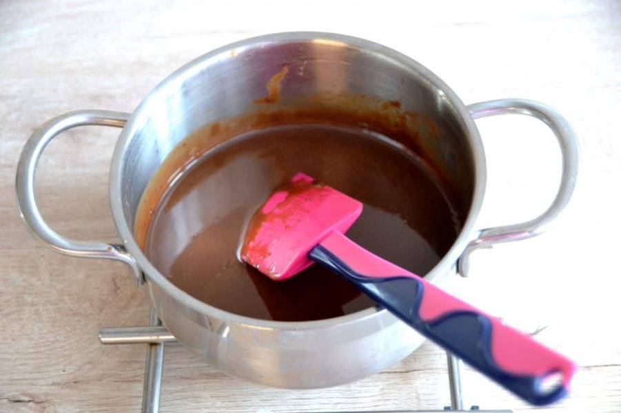 Остудите шоколадную глазурь примерно до 38 градусов, прежде чем наносить на пирожные.
