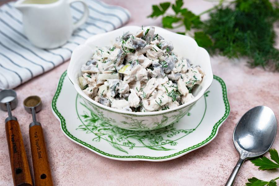 Салат с грибами и курицей