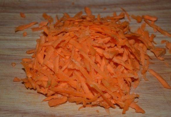 6. Очистить морковь и натереть на средней терке. 