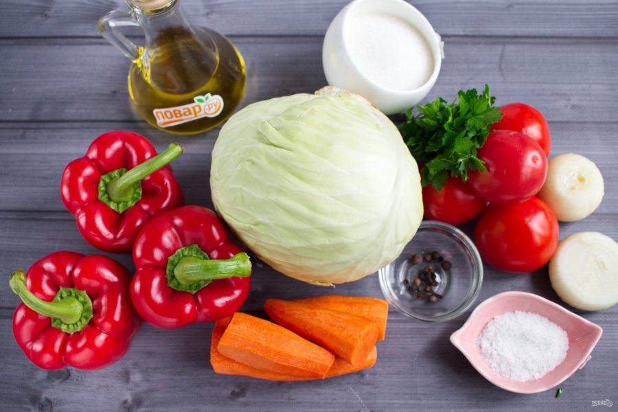 1.     Подготовьте необходимые продукты. Овощи и зелень вымойте. Очистите от плодоножек сладкий болгарский перец, морковь, лук.