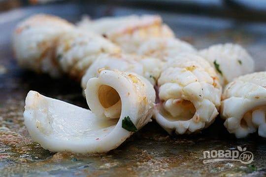Фаршированные кальмары запечённые в духовке со сливочным соусом