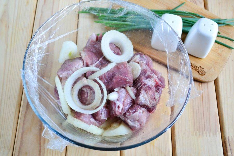 Затяните миску пищевой пленкой и отправьте в холодильник. Уже через час мясо можно будет жарить на мангале.