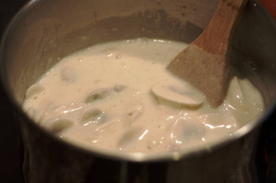5. В кастрюлю добавьте растопленное масло и муку. Разогревайте в течении 2 минут, помешивая. После, добавьте немного молочного бульона от рыбы и нарезанные грибы. Посолите и поперчите по вкусу. Соус должен получится густым.