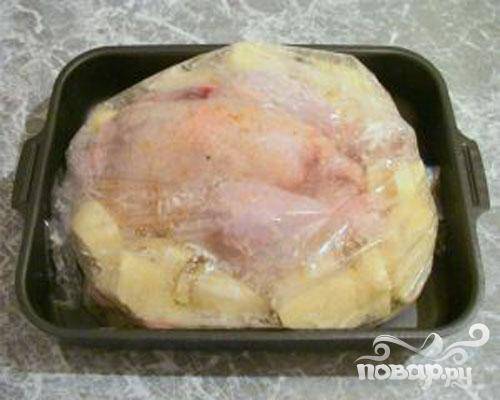 5.	Приготовим рукав для запекания и поместим туда курицу. Картофель выкладываем вокруг курицы. Разогреваем духовой шкаф и отправляем туда курицу с картофелем. Температура должна быть 180 градусов, запекаем примерно час-полтора.