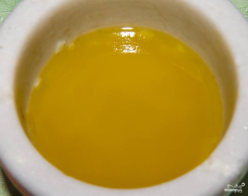 Сделайте заправку: чеснок мелко порубите, а потом перетрите с 0,5 чайной ложки соли, постепенно подливайте оливковое масло и лимонный сок.