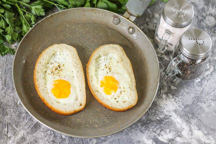 яйца в батоне в духовке с сыром и ветчиной | Дзен