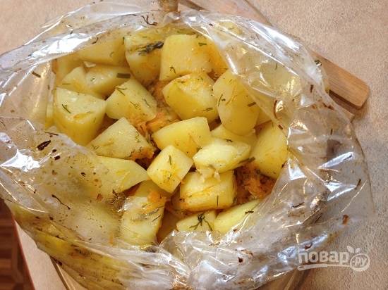 Выкладываем пакет с картофелем на жаропрочное блюдо или противень и отправляем в разогретую до 180-200 градусов духовку минут на 30-40. Время зависит от сорта картошки.