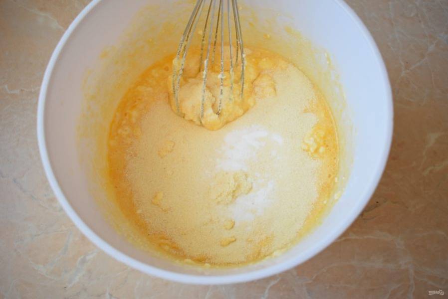 Введите в тесто манную крупу и соду. До однородной консистенции можно довести тесто с помощью миксера. 
