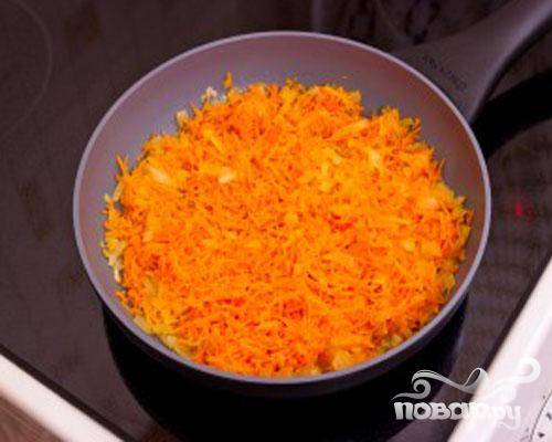 2.	Очищаем морковь, натираем ее на терке и добавляем половину моркови к обжаренному луку. Обжариваем все вместе.