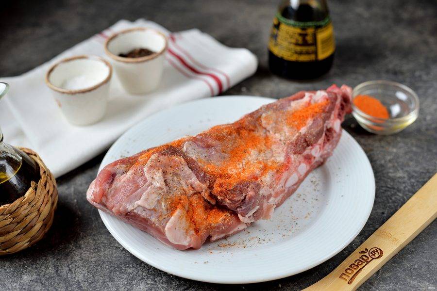 Ребрышки посолите и поперчите по вкусу, посыпьте любимой приправой для мяса. 