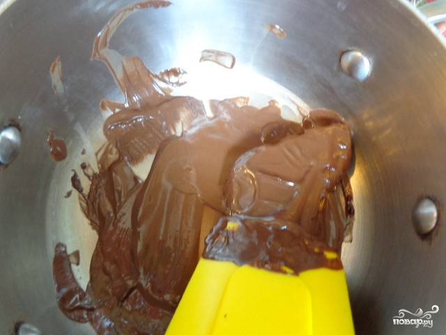 Тем временем растопите на водяной бане шоколад. 