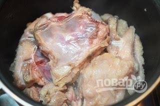 3. Обжарьте мясо в глубокой кастрюле.
