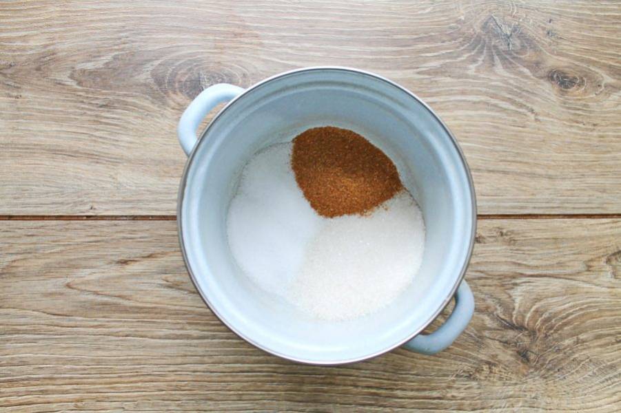 В кастрюлю выложите сахар, соль и сухую аджику. Влейте воду и доведите до кипения. Варите рассол в течение 5 минут, затем влейте уксус.