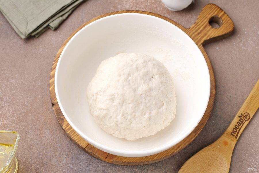 Готовое тесто должно быть мягкое, эластичное, не липнущее к рукам. Накройте его полотенцем и дайте полежать 30 минут.