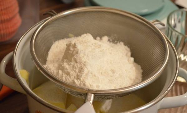Берем размягченное сливочное масло и взбиваем его до белого цвета. Затем просеиваем сахарную пудру.
