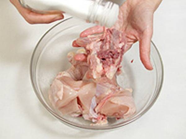 Посолите каждый кусочек курицы.