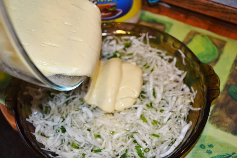 6. Вылить тесто на капусту, распределив его по всей поверхности так, чтобы покрыло всю начинку. Еще использовать в этот рецепт приготовления капустного пирога без дрожжей можно слоеное тесто. 