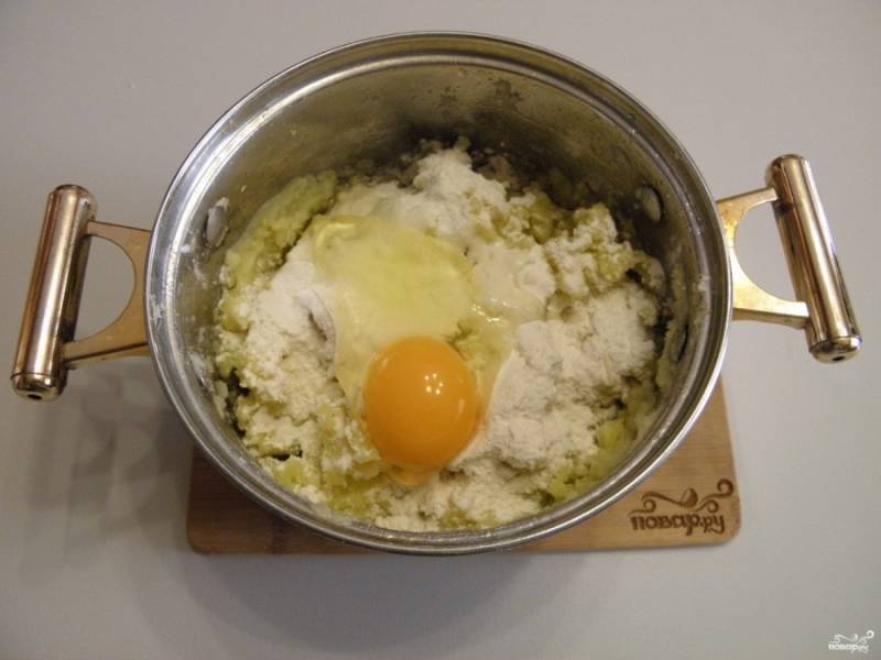 В теплый картофель добавьте яйца и муку, перед этим откорректировав на соль картофель. Перемешайте все. 