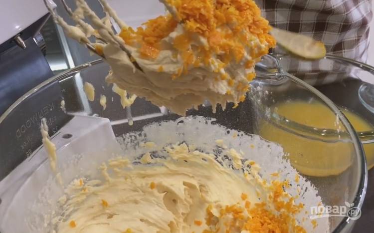 7. Цедру апельсина добавьте в тесто, начните его замешивать. Постепенно влейте 2 столовые ложки апельсинового сока. Тесто должно получиться, как густая сметана. 