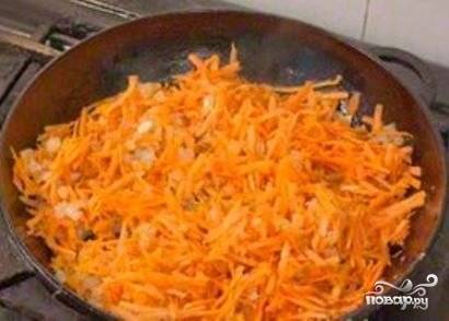 Сковороду отправляем на огонь с добавлением рафинированного масла, разогреваем её. Затем забрасываем луковицу, морковку и чеснок, добавляем кукурму. 