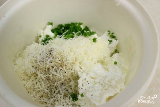 В другой миске смешайте остальные ингредиенты для сырной начинки (пармезан, творог, лук, сливки, соль/перец).