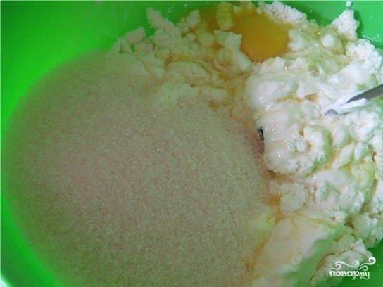 2.	Вбейте в тесто яйцо, положите майонез, посолите и добавьте сахар. Хорошо смешайте продукты. Добавляйте понемногу муку. Хорошо вымешивайте тесто. В результате у вас должна получиться смесь, по консистенции напоминающая густую сметану.