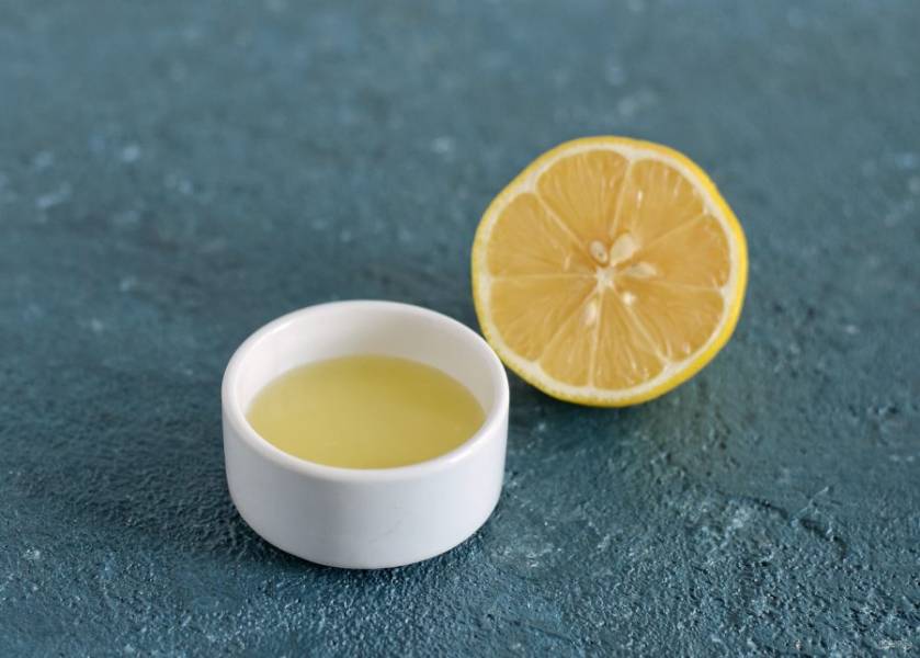 Выжмите сок из половины лимона. 
